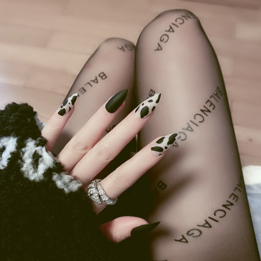 Read more about the article The Psychology of Nail Color Choices Revealed!