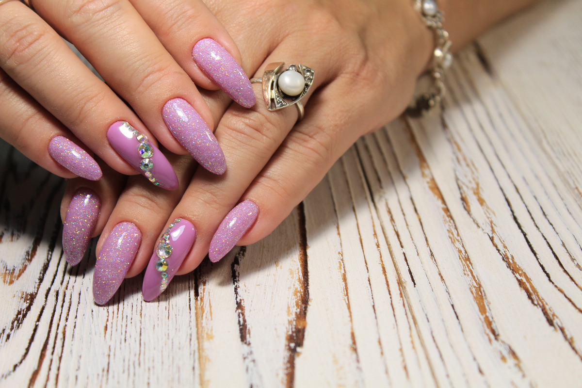 Read more about the article Classic Manicure – A timeless option that includes nail shaping, cuticle care, and a perfect polish finish.